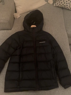 Superfin jacka  - Säljer min peak jacka då den inte kommer till användning, har använt den ett fåtal gånger därav mycket bra skick, jackan är mörkblå! Den är i storlek 179 men funkar för alla åldrar.😊💕
