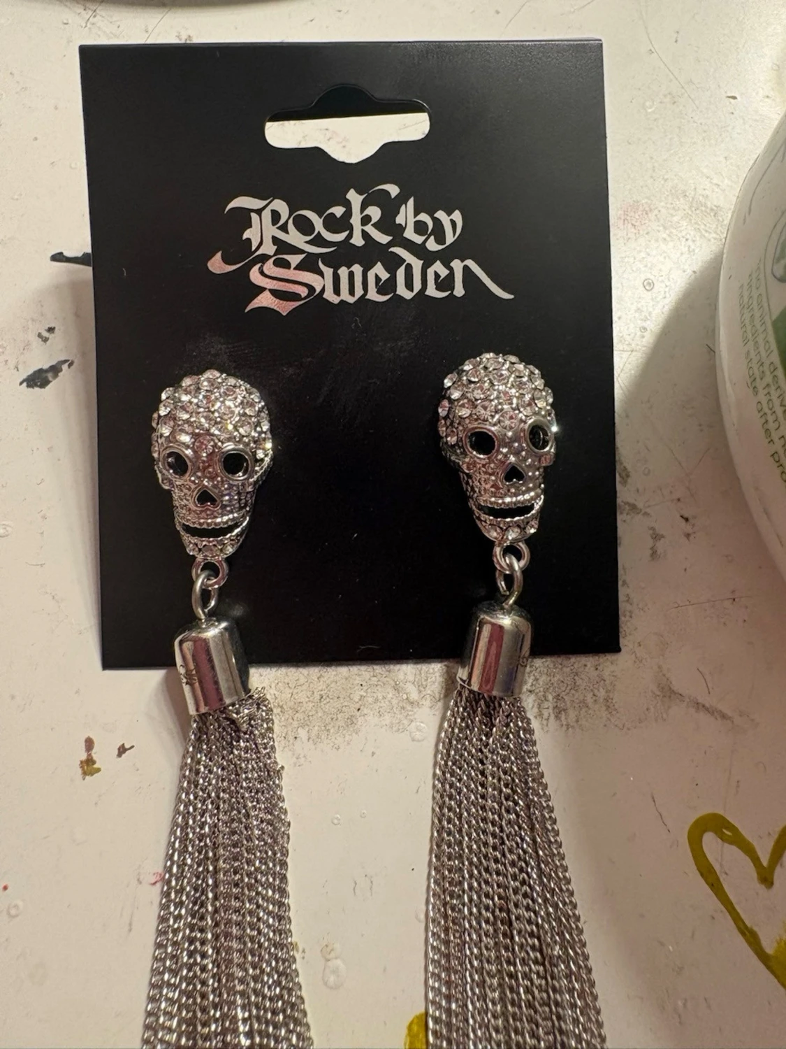 Silverfärgade döskalleörhängen Rock by Sweden