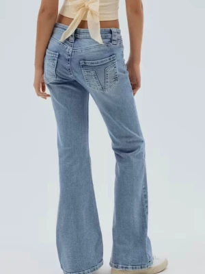 Low waist  jeans  - Säljer ett par ljusblå low waist flared jeans från Gina Young! Inga defekter. Hör av dig om du vill ha fler bilder