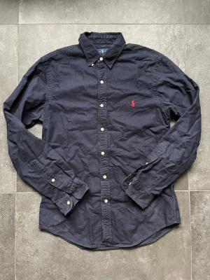 Ralph lauren skjorta  - Tjena, säljer nu denna riktigt snygga och populära Ralph lauren skjortan, den är i bra skick utan några skador, hör av er vid frågor och funderingar🙌🤝 