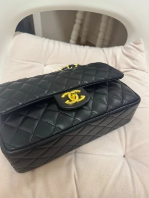 svart quiltad handväska - Säljer en klassisk svart quiltad handväska. Är i väldigt bra skick