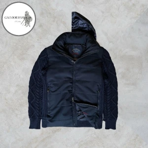 Paul & Shark cardigan jacka hybridjacka - Paul & Shark Typhoon 2000 hybridjacka från italienska premiumsegmentet med tekniskt Typhoon-system som ger bra skydd mot vind och kyla utan att bli tung. Jackan har isolerande foder, flera funktionella innerfickor, dold luva som kan fällas in i kragen samt inbyggd temperaturindikator på insidan som visar grader i °C och °F. Utrustad med hologram-patch som äkthetsdetalj. Skick 9/10 inga defekter. Strl M, hör av dig för mått! Nypris cirka 6 000–9 000 kr | Mitt pris 1 899 kr. Följare får rabatt! 