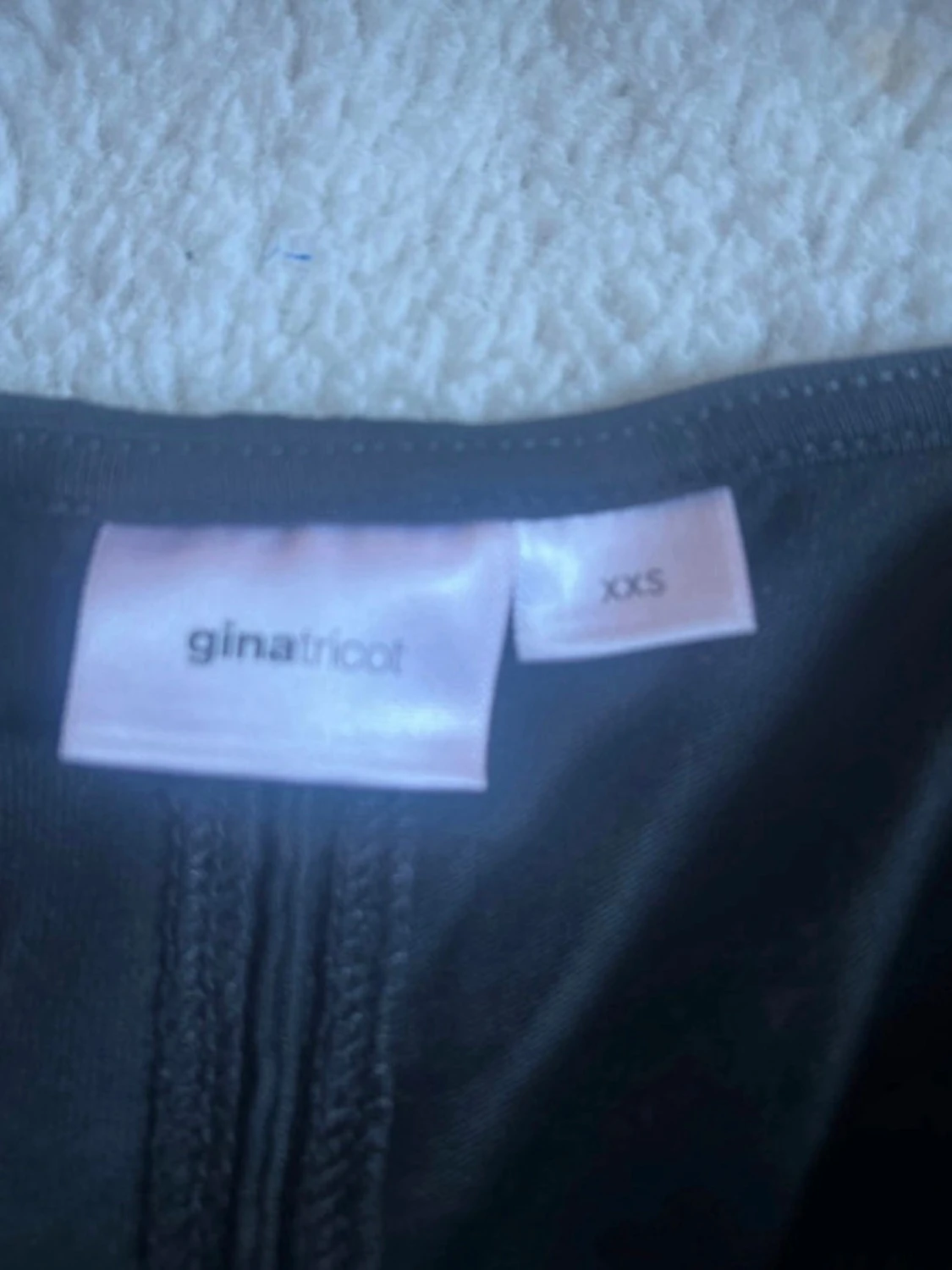 Svart topp med knyt och vita detaljer💘 - 2