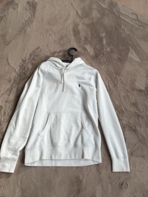 Vit hoodie från Polo Ralph Lauren - Snygg vit hoodie från Polo Ralph Lauren perfekt nu till våren 