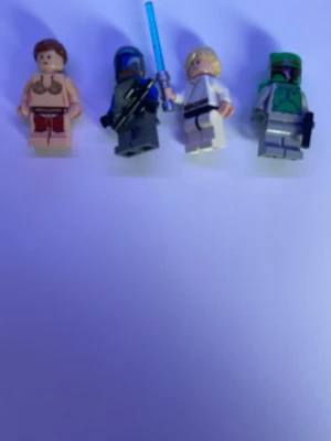 Fyra LEGO-figurer med tillbehör - Säljer fyra LEGO-minifigurer i olika färger och stilar. Figurerna har tillbehör som vapen och hjälmar. Perfekta för dig som gillar att bygga och samla LEGO. Materialet är plast och figurerna har rörliga armar och ben.