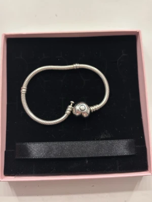 Pandora armband  - Använt men utan några skavanker, 16cm❣️originalkartong medföljer, kolla även profil där charms finns💞 