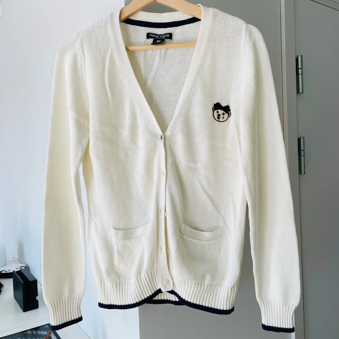 Uniform Teenie Weenie-kofta i krämvitt - 1