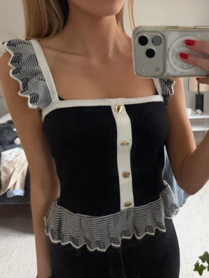 Svart volangtop med knappar - Använd någon gång. Nästan som ny!🩷