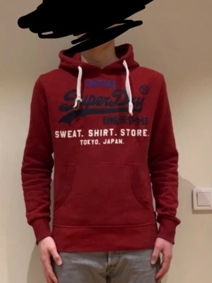 Superdry hoodie - Superfin hoodie i superskick inget att klaga på! Skriv till mig vid frågor svarar snabbt! Eller om ni vill ha måtten så löser jag också det! Modellen är 179cm