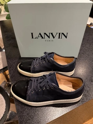 Lanvin  - Tjena tjena! Säljer nu mina lanvins i ett otroligt bra skick! Använda några på jobbet och lite på fritiden men inge mycket. Har fått hem andra därav gör jag mig av med dem! Storlek 44, 2 dustbags samt box och extra skosnören ingår vid köp. Bara att höra av er vid intresse, kan tänka mig gå ner lite vid snabb affär! 😊👍