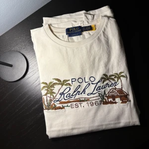  Polo Ralph Lauren t-shirt  - Säljer denna feta Polo Ralph Lauren T-Shirt. Denna tröjan kommer passa perfekt för dig som vill sticka ut i sommar. Hör av dig vid minsta fråga.🙋‍♂️🤝