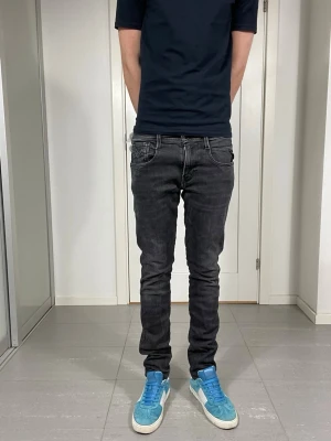 Replay Anbass Jeans  - Säljer nu dessa grå/svarta Replay Anbass Jeans, skriv för fler bilder/frågor🙌🏼
