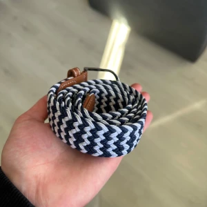 Två flätade bälten - Ett svart vitt och ett blå vitt i mycket bra skick 