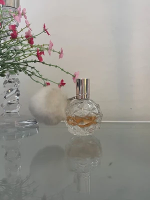 Ariana Grande Parfym - Använd parfym, ”Ari by Ariana Grande”. Söt doft. 