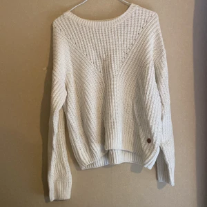 stickad tröja - vit stickad tröja i perfekt skick förutom att den är något nopprig❤️