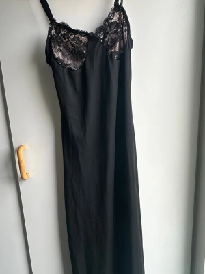 Svart spets klänning  - Aldrig använt 