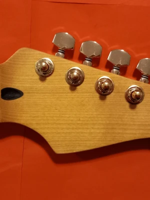 Splitter ny 22-bands Strata gitarrhals i Satin finish - Canada Maple för Stratocaster. - Splitter ny 22-bands Strata gitarrhals i Satin finish - Canada Maple för Stratocaster.  Frets: 22 Frets  Neck: Canada Maple  Fretboard: Canada maple  Fretboard Radius: 9.5"/240mm  Nut Width: 1.69"/ 42 mm  Scale Length: 25.5"/ 648 mm  Heel Width: 2.2"/ 56 mm  Heel Depth: 1.0"/ 26 mm  Peg Holes Diametre: 10 mm  Finished: Satin  Stämskruvar på halsen är bästa och dyraste som finns på marknaden idag. 18:1 Ratio 2 - Pin Full Scaled Locking Machine Head for Stratocaster.  Halsen väger 814 gram.