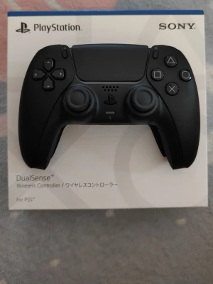 Svart DualSense handkontroll PS5 - Snygg svart DualSense trådlös handkontroll till PlayStation 5 från Sony. Ergonomisk design med touchpad, adaptiva triggers och inbyggd mikrofon. Tillverkad i slitstark plast med klassiska PlayStation-knappar och modern känsla.