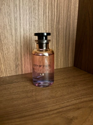 Louis Vuitton City of Stars - Säljer nu splitt på Louis Vuitton City of Stars. Storlekarna som finns är 2,3,5 ml men 10 och 30 går även att lösas. Frakt kan lösas privat eller via plick. Priser||99|139|189| Skriv vid minsta lilla fundering🙌