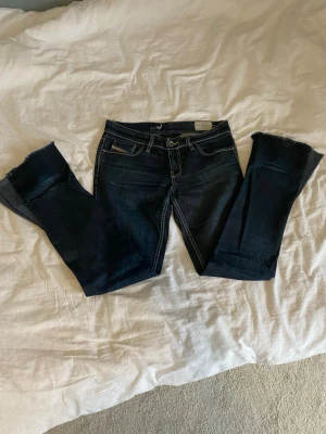 Mörkblå bootcut jeans diesel  - Säljer ett par mörkblå jeans från diesel med lågmidja, bootcut och klassiska bakfickor. Köpta på Vinted och omsydda till bootcut av henne