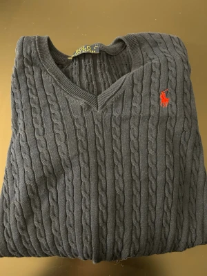 Mörkblå kabelstickad tröja Polo Ralph Lauren - Mörkblå kabelstickad tröja från Polo Ralph Lauren, den är använd 3-4 gånger och har inga defekter. 🩷