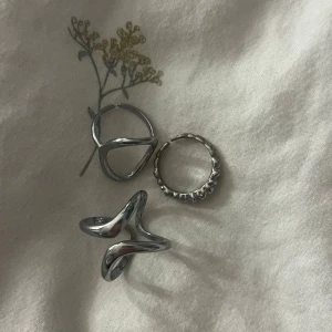 Snygga silverringar i olika former - Tre ringar från Olympia, de går att justera storleken så passar alla💕