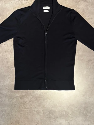 Full zip  - Tja, säljer nu min full zip från these glory days då jag inte har användning för den. Tröjan är i merinoull och är i extremt bra skick då jag endast har använt tröjan 2 gånger sedan den köptes. Storlek: M