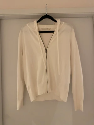 Vit hoodie med dragkedja - Stickas isch kofta 