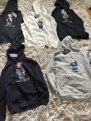  hoodie Polo Ralph Lauren björn - Tja! Säljer dessa snygga ralph lauren hoodies i olika färger och storlekar. Skriv till mig om du vill köpa, börja gärna med att skicka prisförslag. De är  mkt billiga och runt 599 men vid snabb affär kan jag tänka mig att gå ner i pris. De är splitter nya med etiketter. Inga frågor är dumma! obs! De är små i storleken så man ksk ska gå ner en storlek.