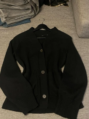Svart kofta - Säljer min svarta stickade kofta från Lager 157. Den är använt få tal ggr men fortfarande i bra skick.