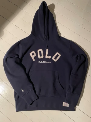 Mörkblå hoodie från Polo Ralph Lauren - Snygg mörkblå hoodie från Polo Ralph Lauren i väldigt bra skick. 