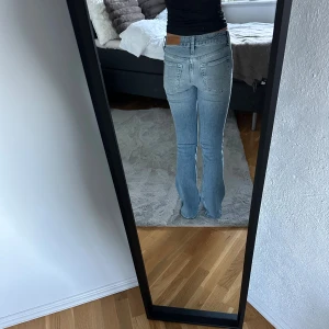Lågmidjade jeans - Lågmidjade bootcut jeans                                          Från junk yard 