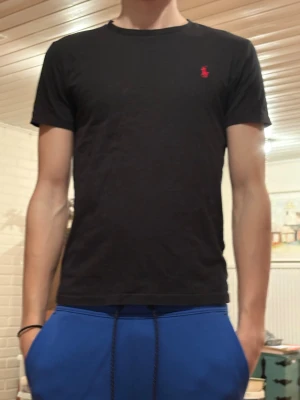 Svart t-shirt från Ralph Lauren - Säljer min svarta Ralph Lauren T-shirt för den är för liten. Använd väldigt lite och skicket är som nytt. Hör av er vid funderingar. 