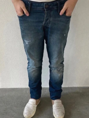 Blå slitna jeans från Jack & Jones - Tja! Säljer dessa feta jeans i modellen slim fit/ Glenn (väldigt populära). De är i extremt fint skick utan defekter. Storlek W32 L32. Tveka inte på att ställa frågor🙌