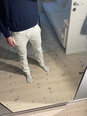 Vita jeans från Morris - Vita jeans från Morris i chinos material| Storlek 29/34 | Mycket bra skick | billigare pris vid köp av fler jeans på min profil | Skriv till mig vid frågor📩