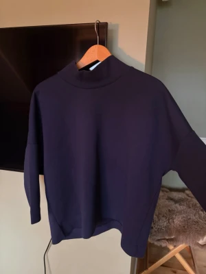 Carin Wester tröja mörkblå polo - Säljer denna otroliga tröjan från Carin Wester som är mörkblå med polo krage! Den har trekvartsärmar och är i ett mjukt polyester material❤️ Den är i storlek S men är en aning oversized.❤️