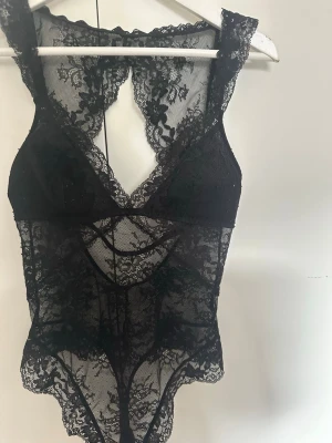 Spets body  - Populär spets body från h&m. Lite nopprig på brösten annars i jättebra skick! 