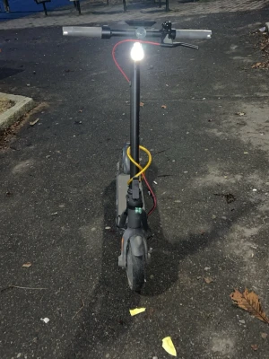 Navee V50i PRO el scooter  - Säljer en svart elscooter med LED-lampa framtill och röda samt gula kablar. Scootern har breda handtag och robusta hjul, perfekt för smidig transport i stan. Laddas enkelt och har en modern design med minimalistiska detaljer.