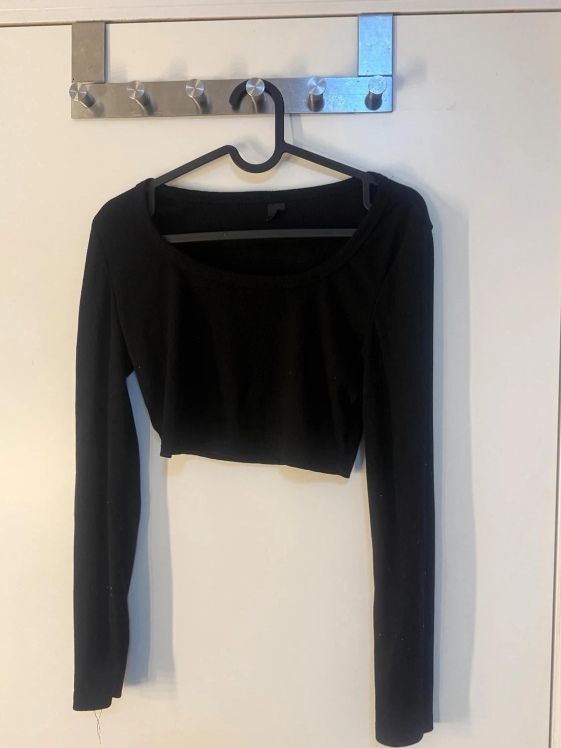 Svart croppad topp med trumpetärmar - 2st  - 2