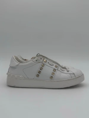 Valentino rockstuds - Snygga valentino rockstuds med mycket bra skick i storlek 37,5