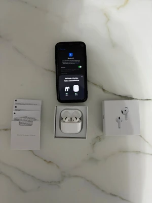 Apple AirPods 4 ANC  - Säljer ett par helt nya vita Apple AirPods ANC  med aktiv brusreducering och trådlöst laddningsetui. Snygg och kompakt design i blank plast, levereras med originalförpackning och manualer. Perfekt för dig som vill ha grymt ljud och smidig anslutning till iPhone.