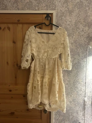 Beige spetsklänning - Vit/beige klännging med spets. Mycket bra skicka, aldrig använd. Hör av vid fler frågor!💗