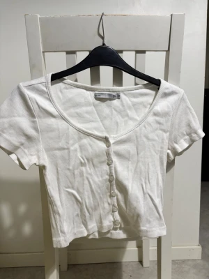 Croppad med knappar - Lite croppad tröja med knappar