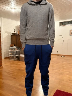 Grå Kashmir hoodie - Säljer min gråa kashmir hoodie för den inte längre används. Hör av er vid funderingar.