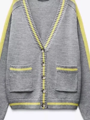 Gul Zara tröja💛 - Snygg grå kofta med gula ränder, inga skador effekter eller liknande. Hör av er för frågor❣️Första bilden är från hemsidan andra är från min tik tok och de sista är mina också