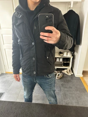 J Lindeberg Field Jacket bailey - J Lindberg jacka i toppen skick! Svart, inga defekter, modellen är 187cm!  Kom pm för fler frågor!