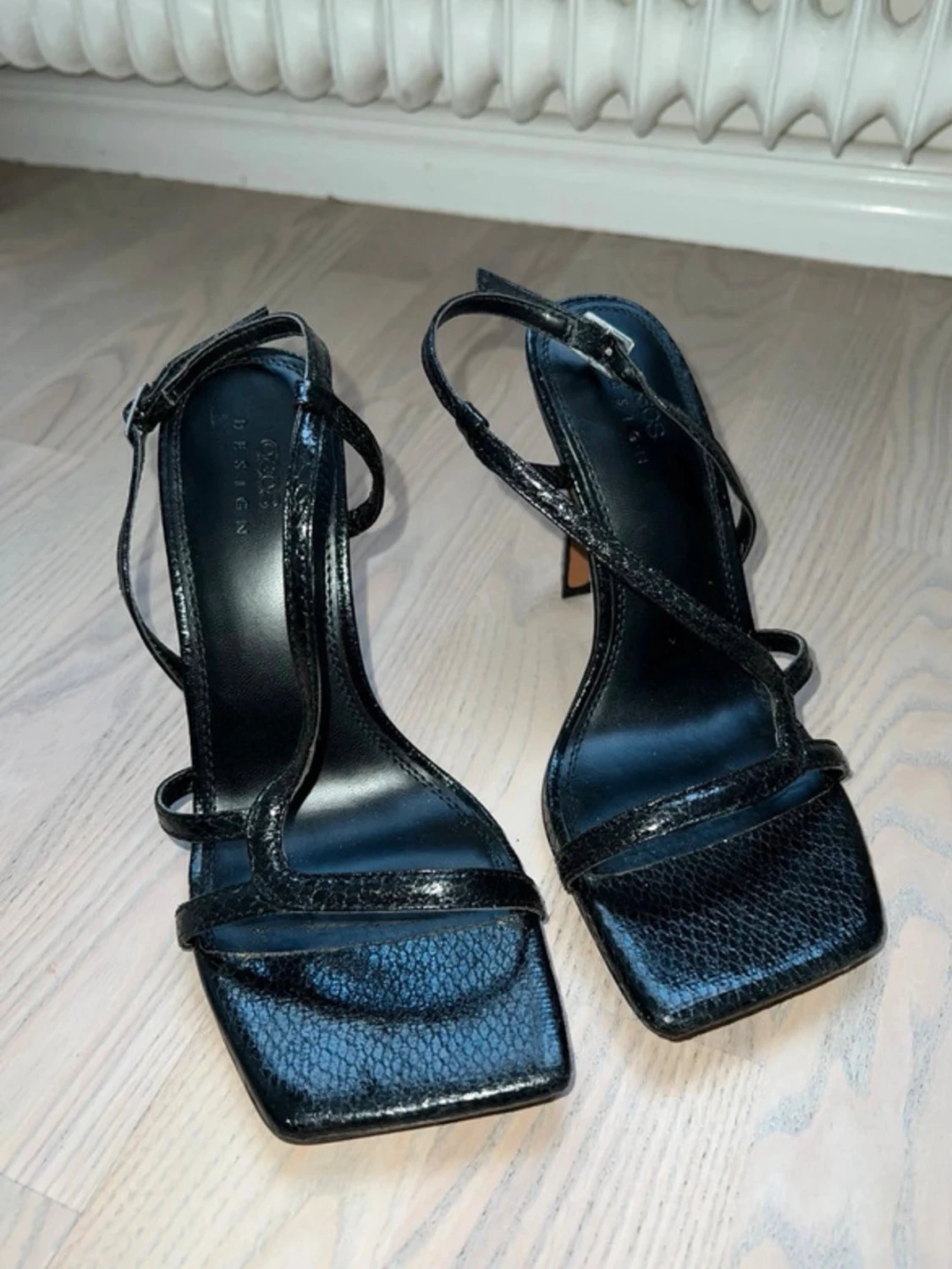 Svarta sandaler med klack och remmar - 1