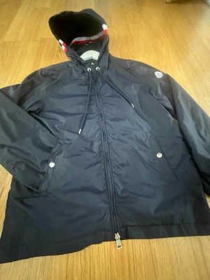 Marinblå vindjacka från Moncler - Fet moncler vindbreaker i marinblå färg. Storlek M men passar S också.