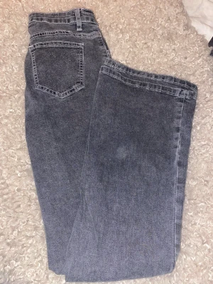 Grå/svarta jeans - Grå/svarta jeans från SHEIN – strl 12–13Y (ca 152/158)💕  I mycket fint skick, endast använda vid ett fåtal tillfällen. Fräscha och välbevarade utan slitningar eller fläckar. Perfekta basjeans till garderoben!