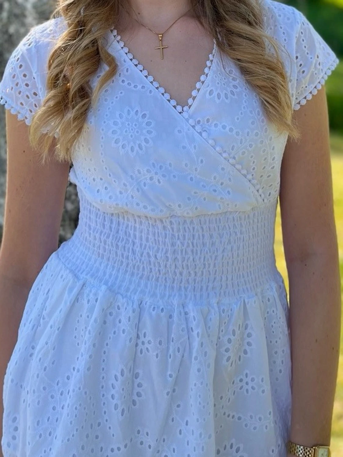 Vit kort klänning med broderi